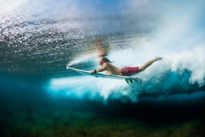 Surfeur dans l'eau