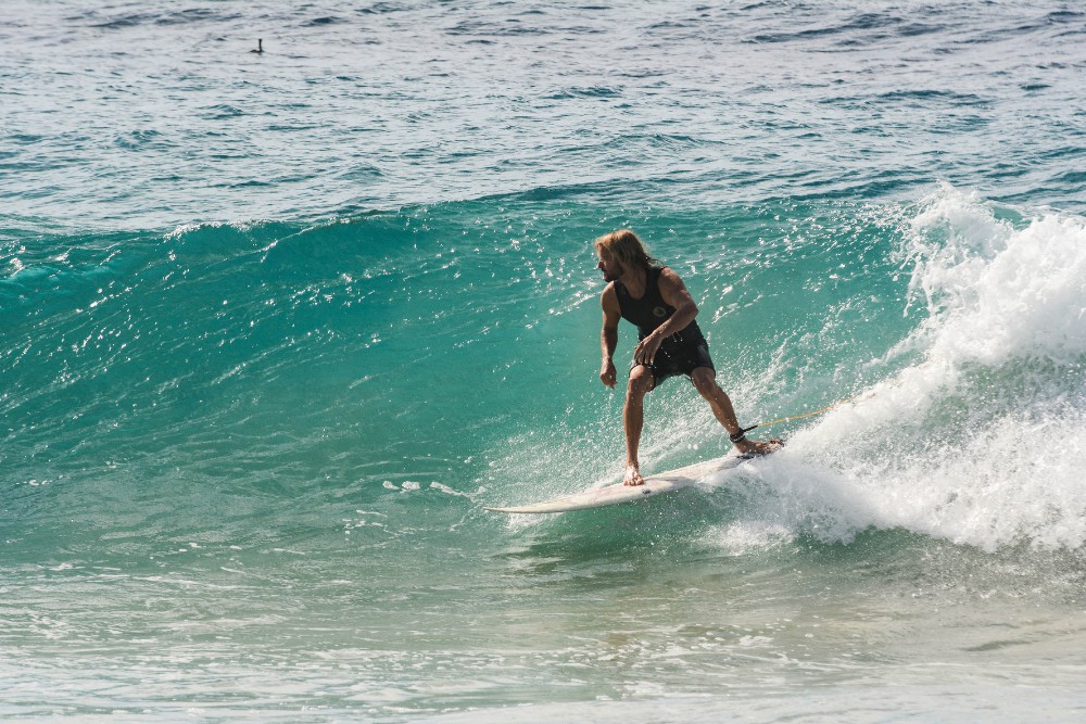 mulher-em-uma-prancha-de-surf