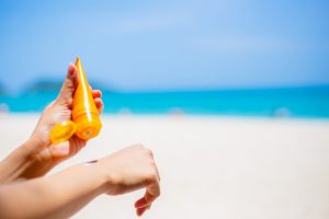 woman-applying-sunscreen