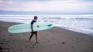 Our guest Tom heading to surf a long point break with his new single fin.