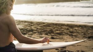 How to wax a new surfboard?